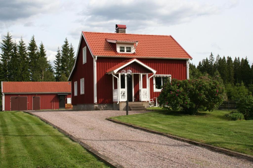 a red barn with a red roof at Nichts mehr möglich in Eriksmåla