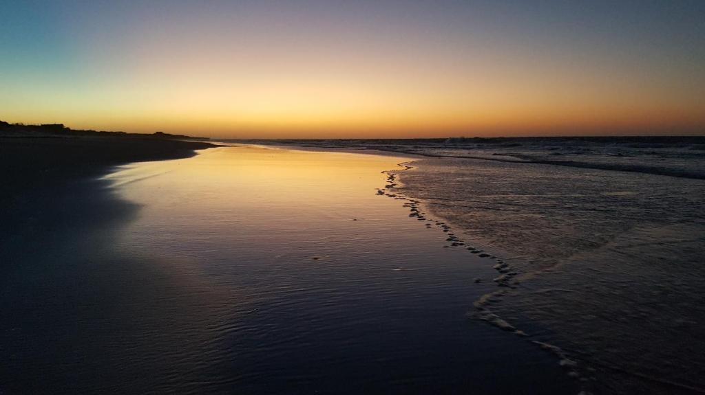 a view of the beach at sunset at Casa de veraneio in Fortim