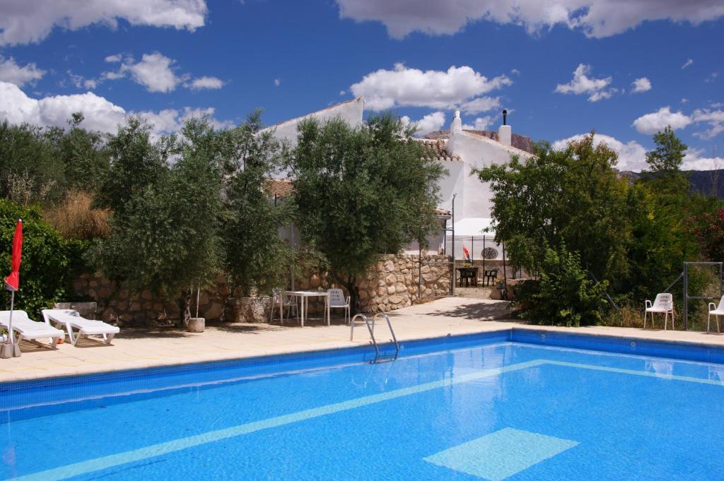 een groot zwembad voor een gebouw bij Cortijo El Álamo in Vélez Blanco