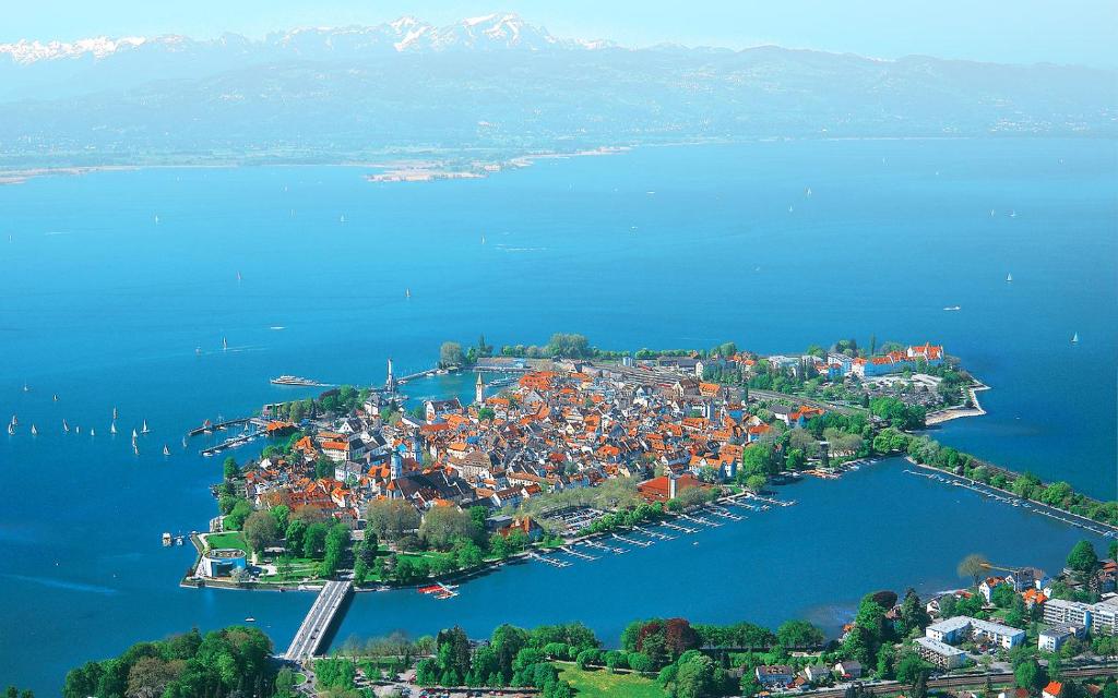 una vista aérea de una pequeña ciudad en una isla en el agua en Gästezimmer Hozici, en Lindau