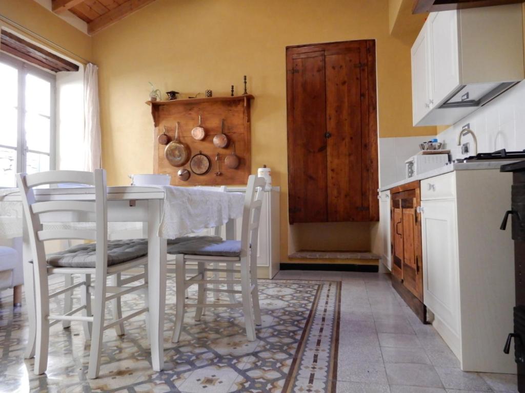 cocina con mesa, sillas y barra en casa alberto, en Vasia
