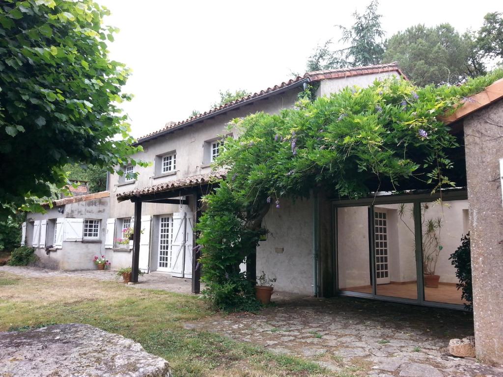a house with plants on the side of it at Maison d'hôtes Les Beaux Chenes in Mortagne-sur-Sèvre