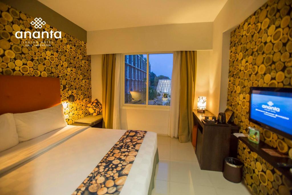 Postel nebo postele na pokoji v ubytování Ananta Legian Hotel
