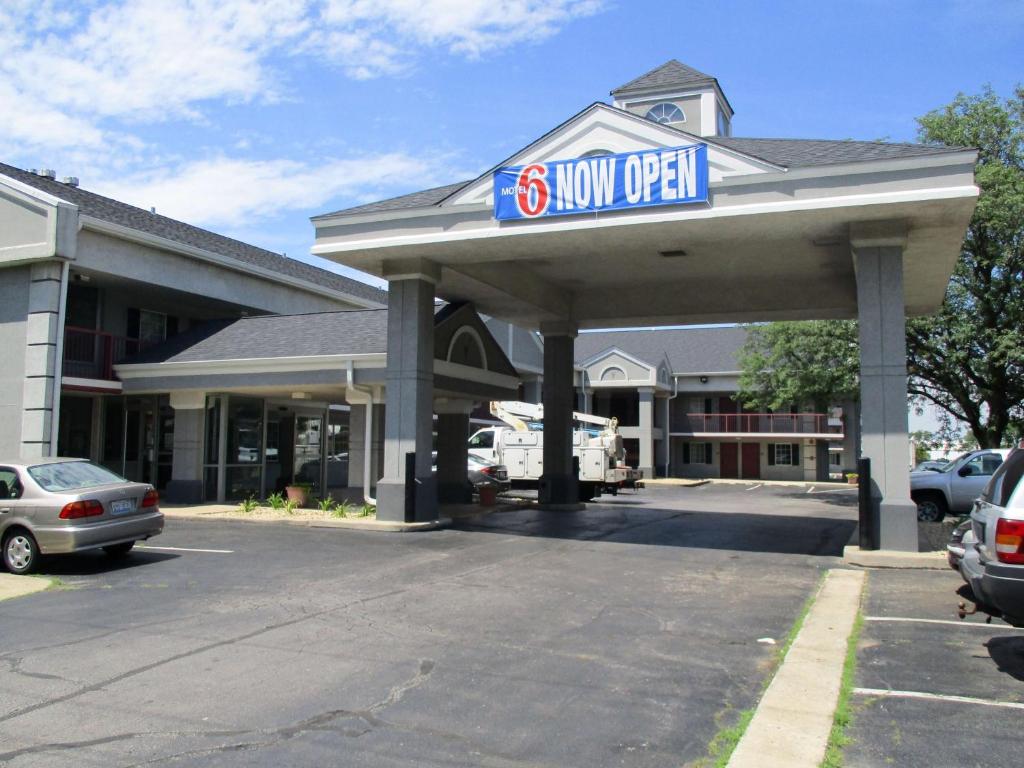 a gas station with a sign that says slow open at Motel 6-Alsip, IL in Alsip