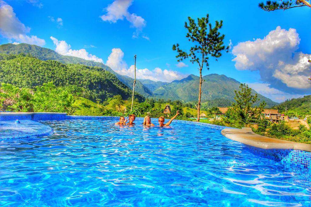 eine Gruppe von Personen im Pool eines Resorts in der Unterkunft Vista Verde Lodge in Lanquín