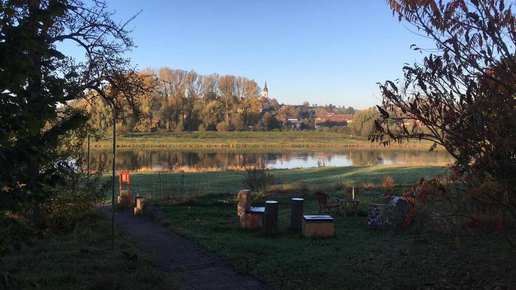 - une vue sur un lac avec des poubelles dans un champ dans l'établissement Pension Elbkiosk, à Kleinzadel