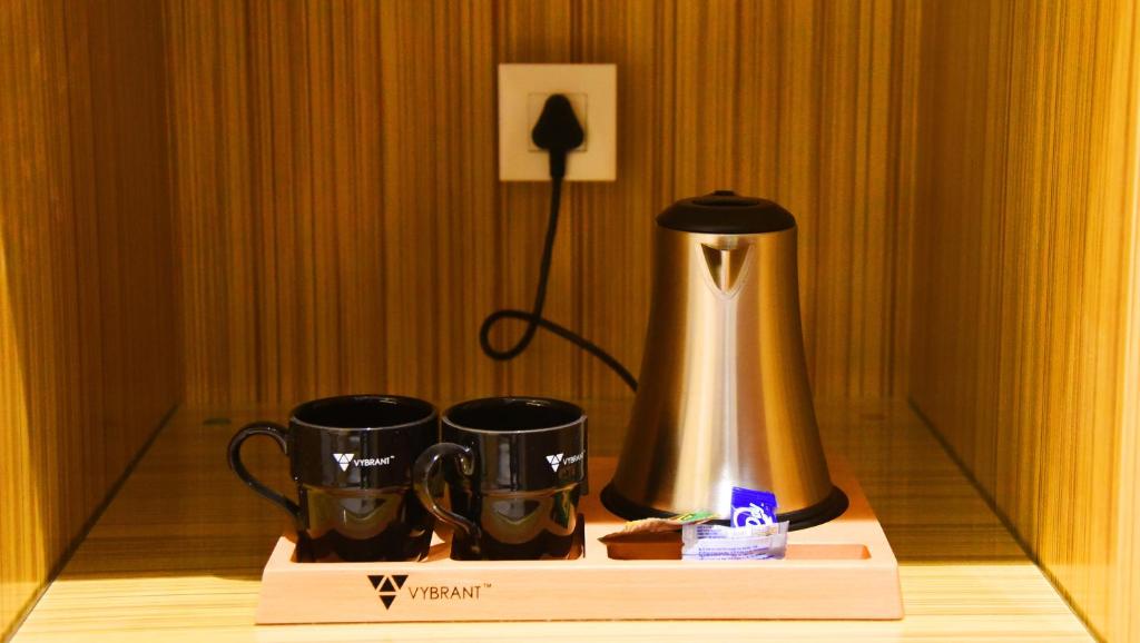 Příslušenství pro přípravu čaje a kávy v ubytování Mango Hotels Vijayawada