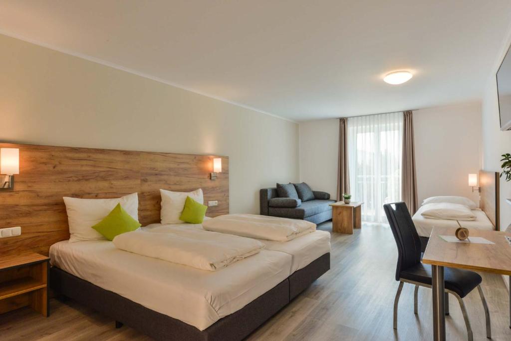 Cama ou camas em um quarto em Maiers Hotel Parsberg