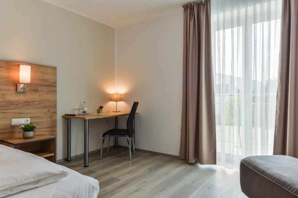 Postel nebo postele na pokoji v ubytování Maiers Hotel Parsberg