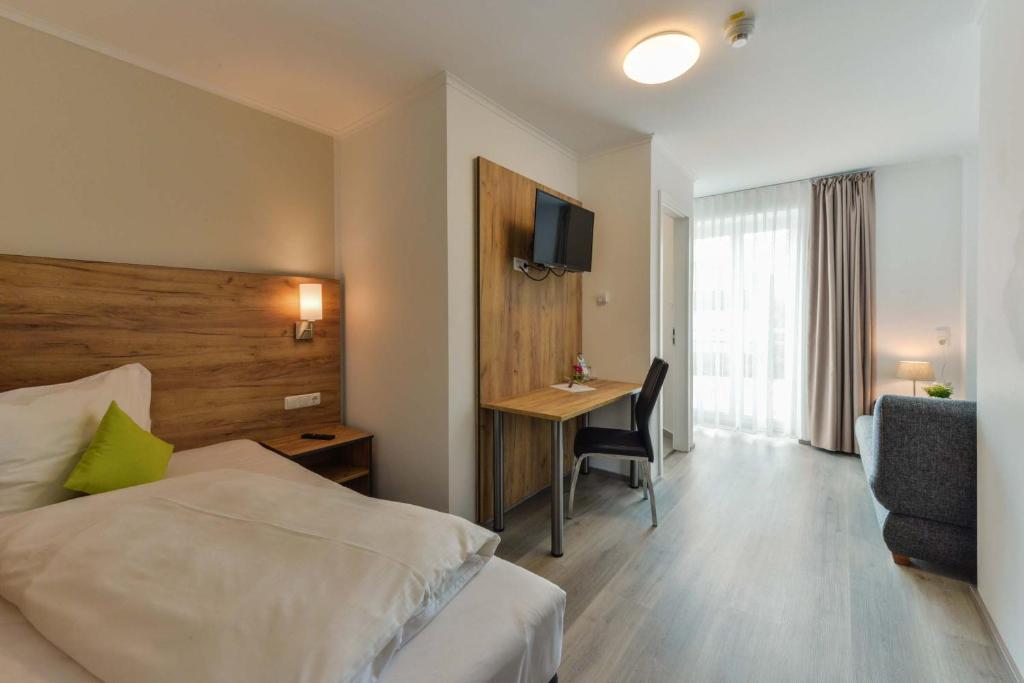 Postel nebo postele na pokoji v ubytování Maiers Hotel Parsberg