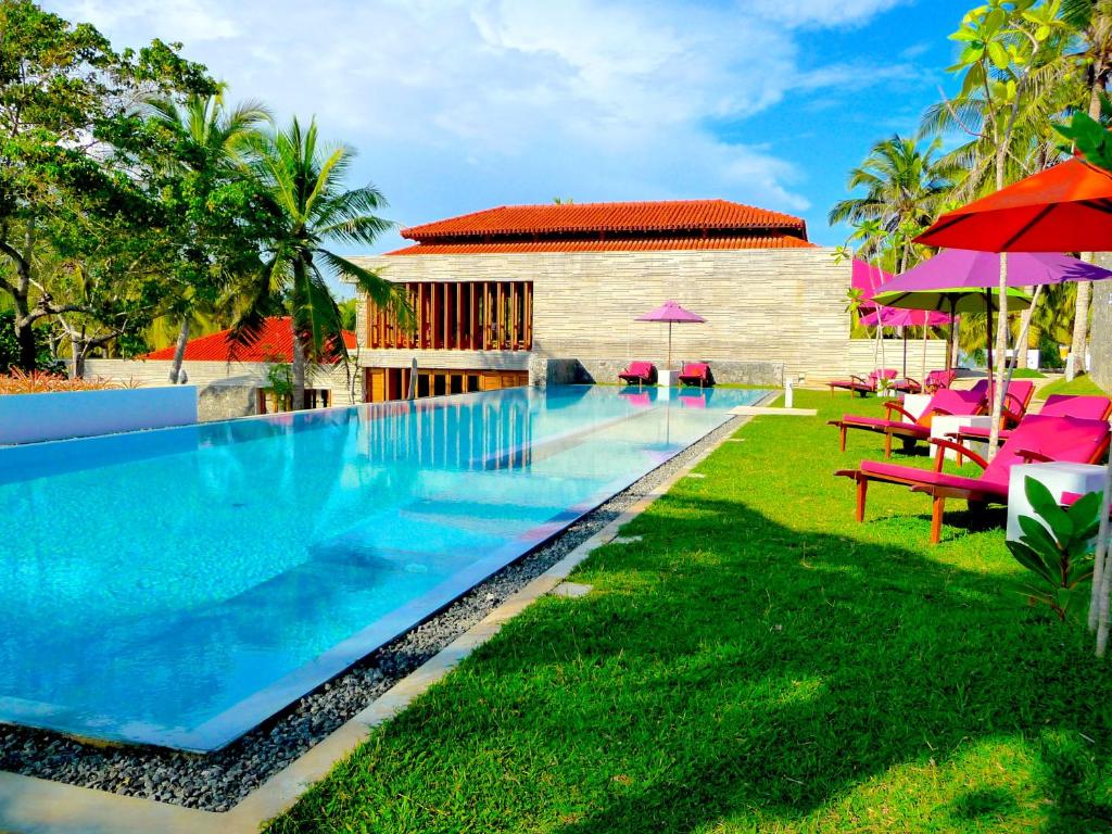 Bazén v ubytování UTMT - Underneath The Mango Tree Spa & Beach Resort nebo v jeho okolí