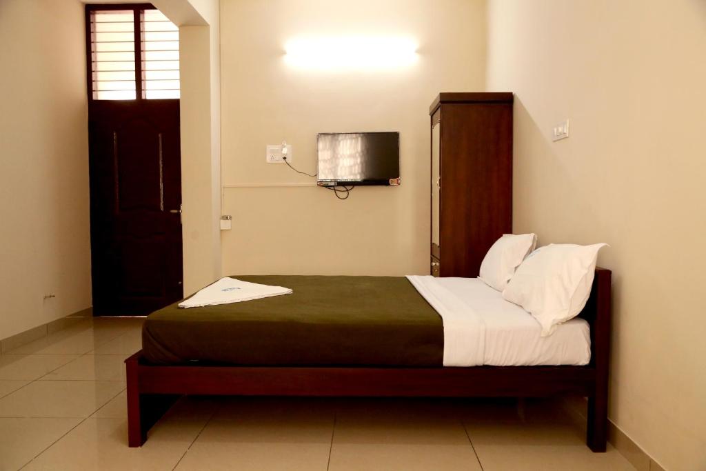 Postel nebo postele na pokoji v ubytování Aditya Residency
