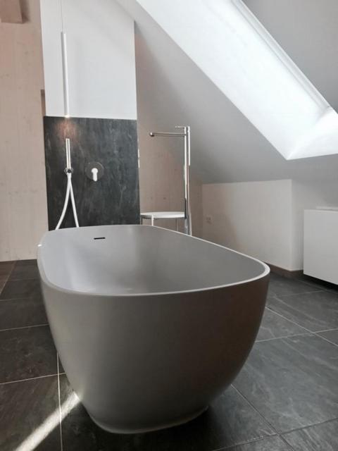 A bathroom at See-Apartment Weiden