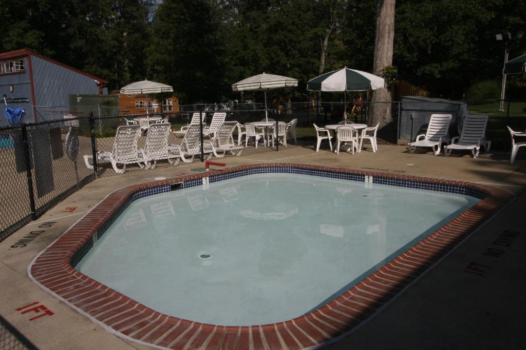 สระว่ายน้ำที่อยู่ใกล้ ๆ หรือใน Williamsburg Camping Resort One Bedroom Loft Cabin 4