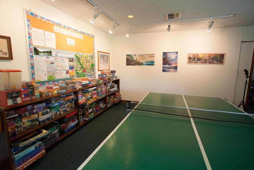 Spillelokalet på Colorado River Camping Resort Wheelchair Accessible Cabin 4