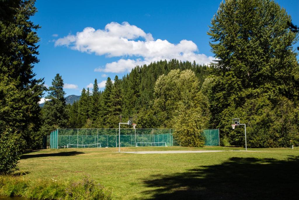Tenis a/nebo squash v ubytování Leavenworth Camping Resort Tiny House Adeline nebo okolí