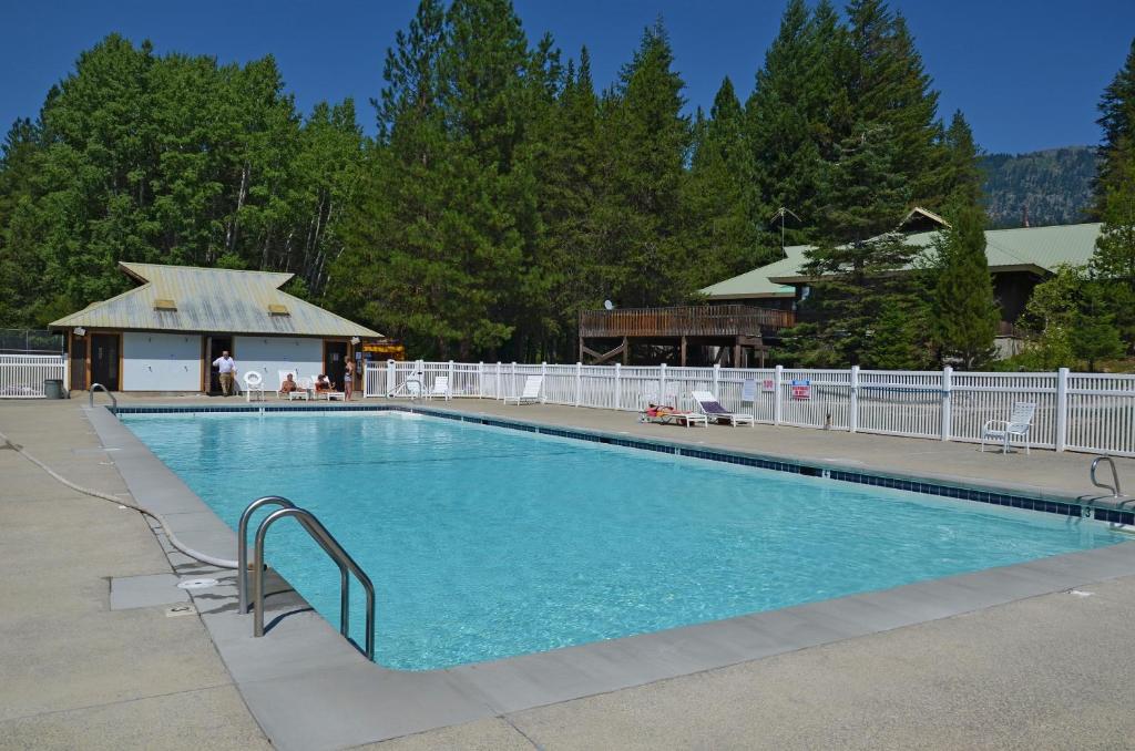 a large swimming pool in a resort at Leavenworth Camping Resort Tiny House Hanna in Leavenworth