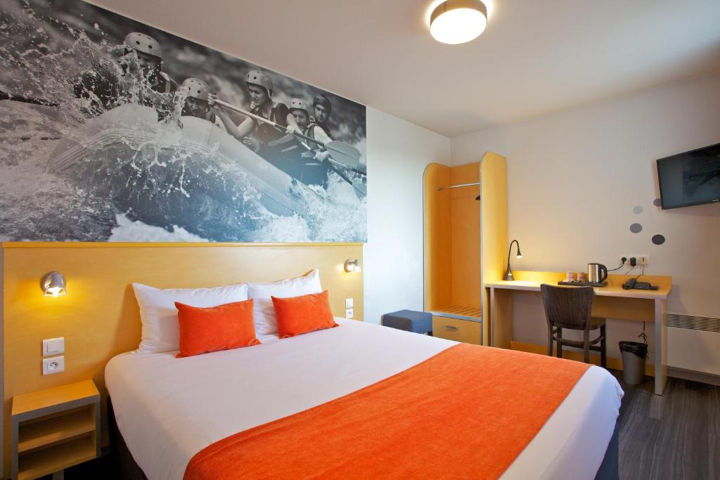 メイジューにあるAka Lodge Lyon Estのベッドとデスクが備わるホテルルームです。