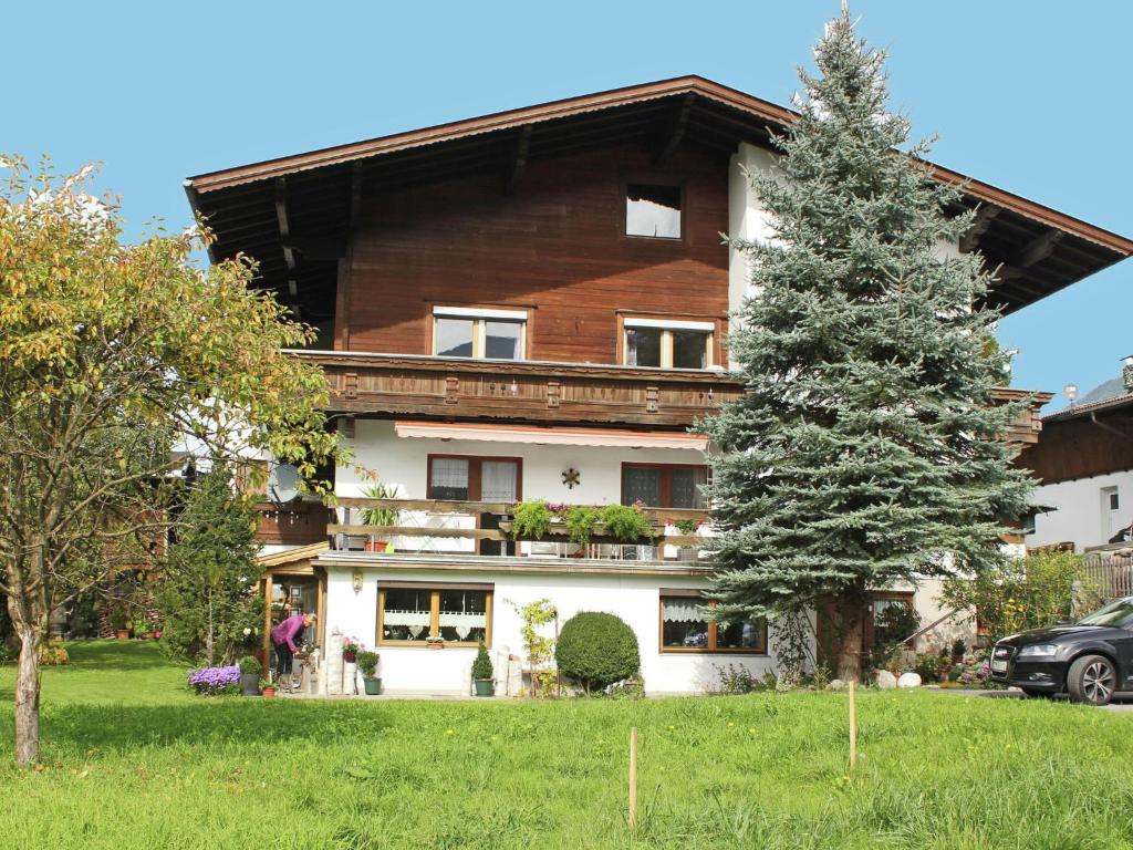 シュトゥンムにあるSpacious Apartment in Stumm Tyrol with Balconyの木の家