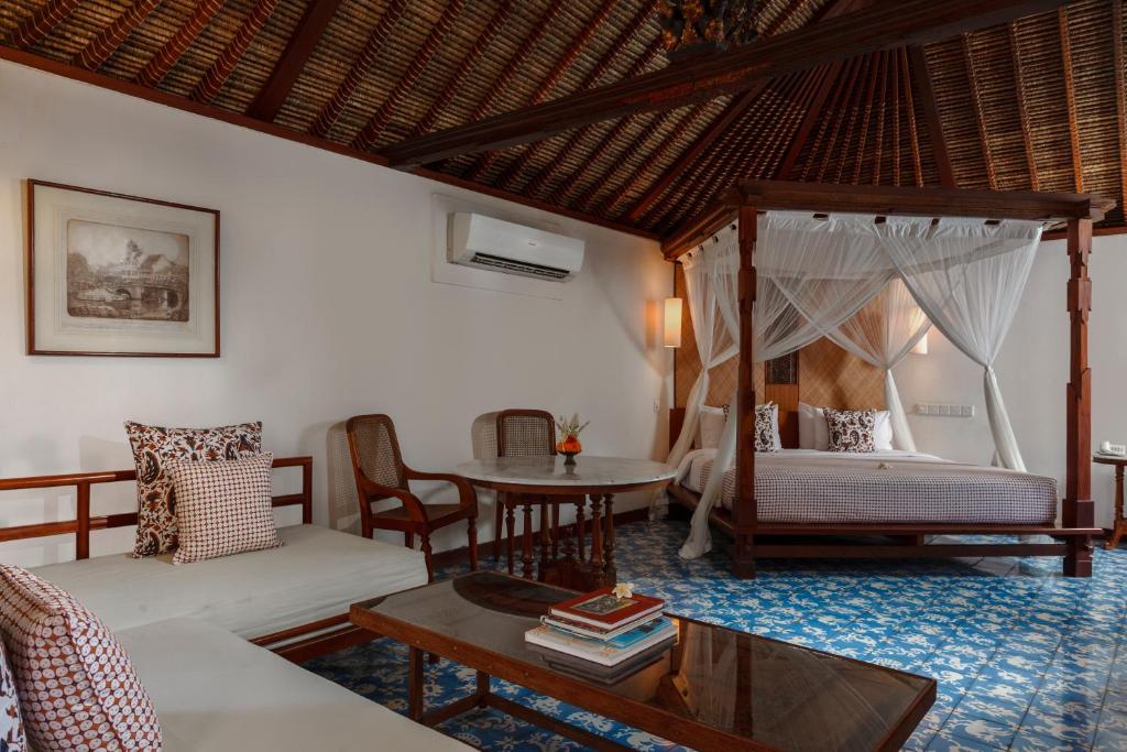 Postel nebo postele na pokoji v ubytování Tandjung Sari Hotel