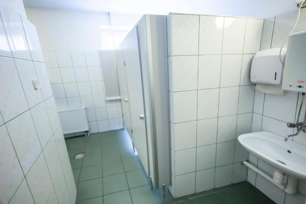 Koupelna v ubytování Za Murami Hostel