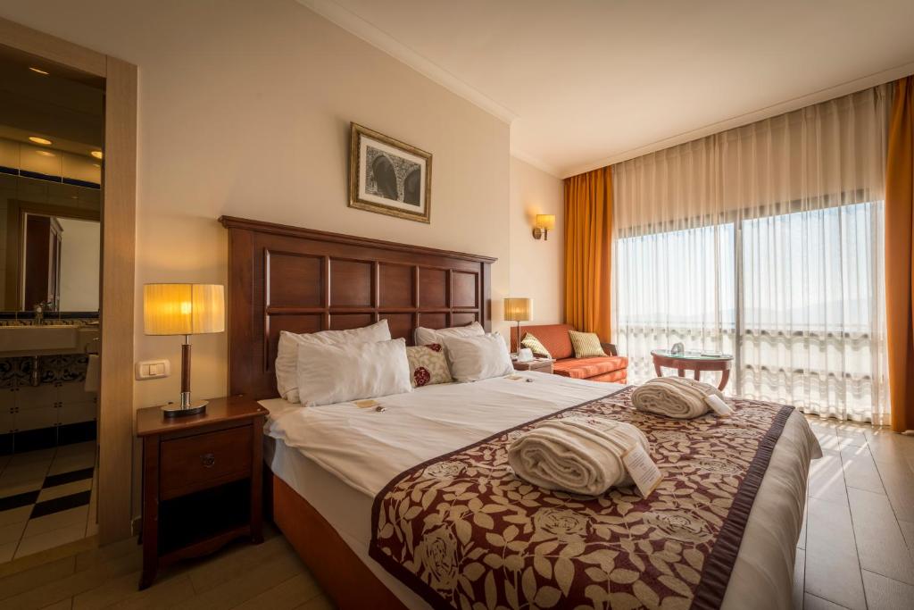 Postel nebo postele na pokoji v ubytování Ruth Safed By Dan Hotels
