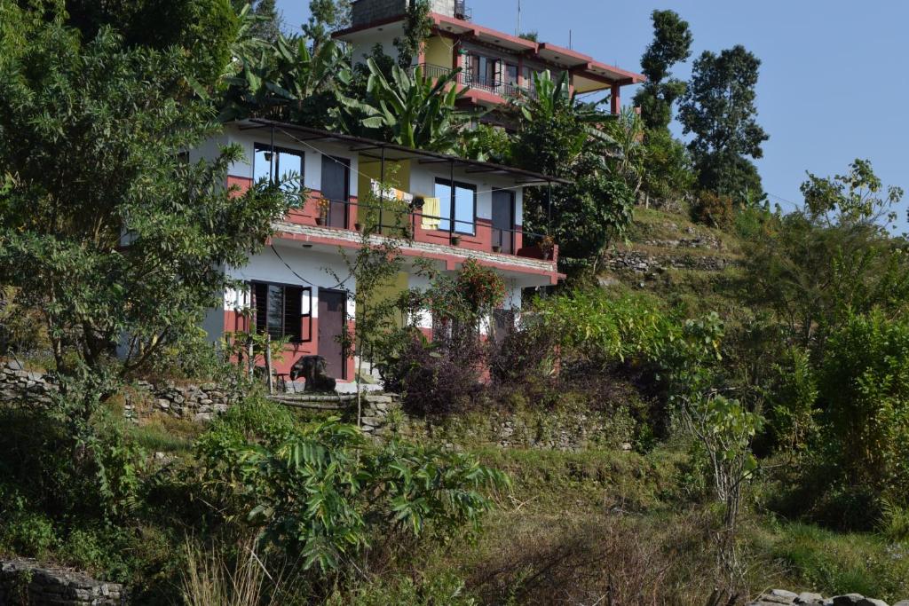 una casa sul fianco di una collina di Gorgeous Village Guest House a Pokhara