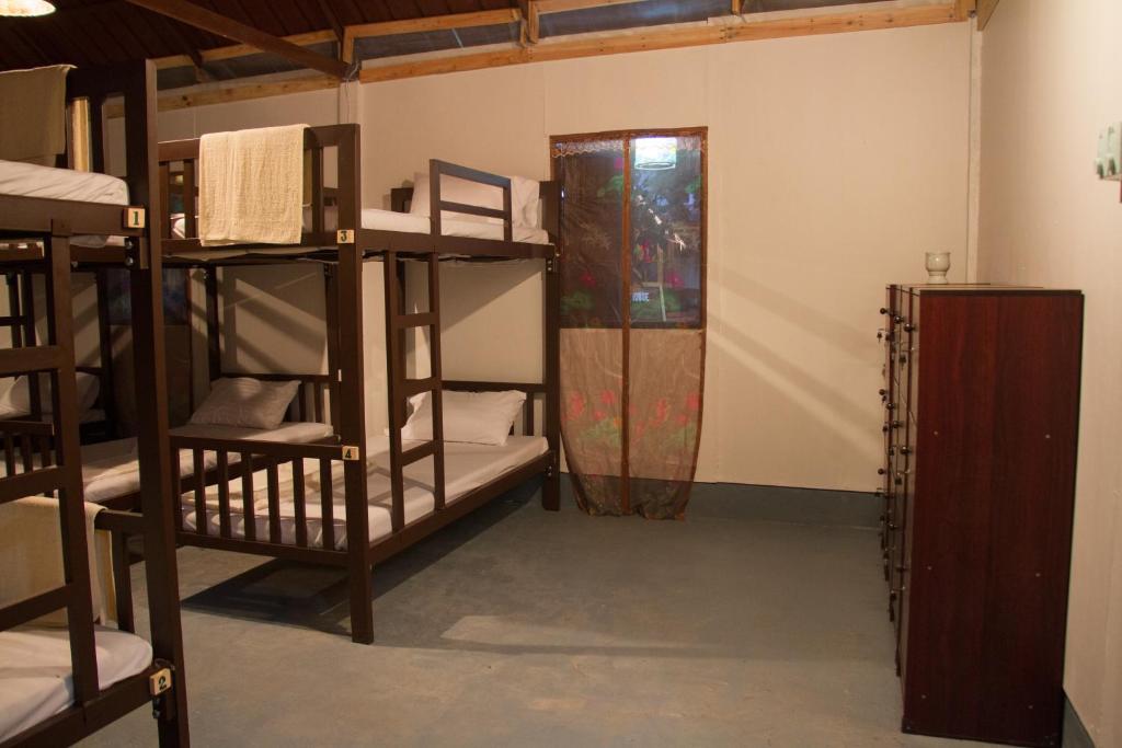 Palanda nebo palandy na pokoji v ubytování Sook Jai Guest House