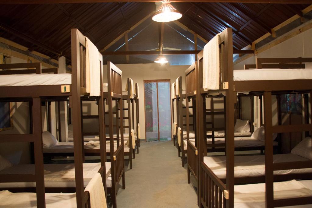 Łóżko lub łóżka piętrowe w pokoju w obiekcie Sook Jai Guest House