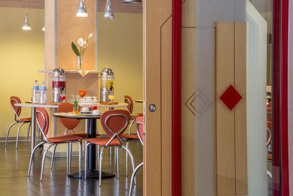 a dining room with a table and chairs at Hotel Mediterraneo in Livorno