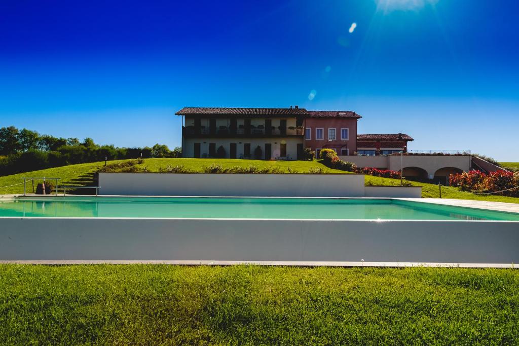 Bazén v ubytování Prime Alture Wine Resort nebo v jeho okolí