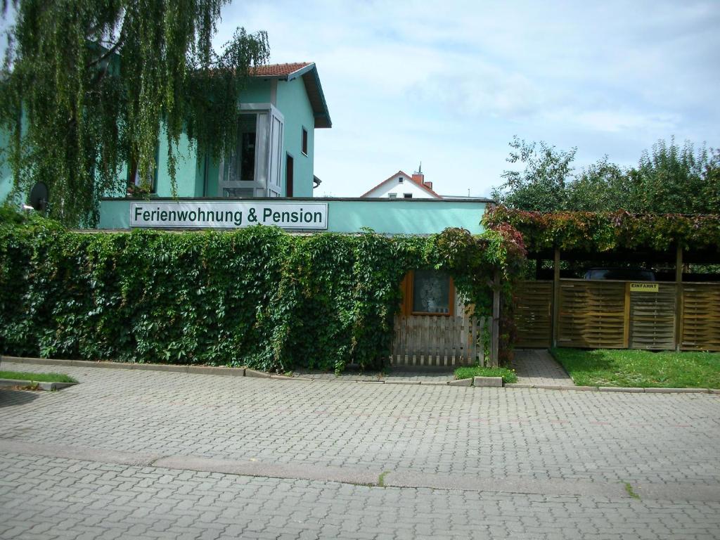 un edificio con una señal que lee fürestiation y pasión en Pension Stepponat, en Arnstadt