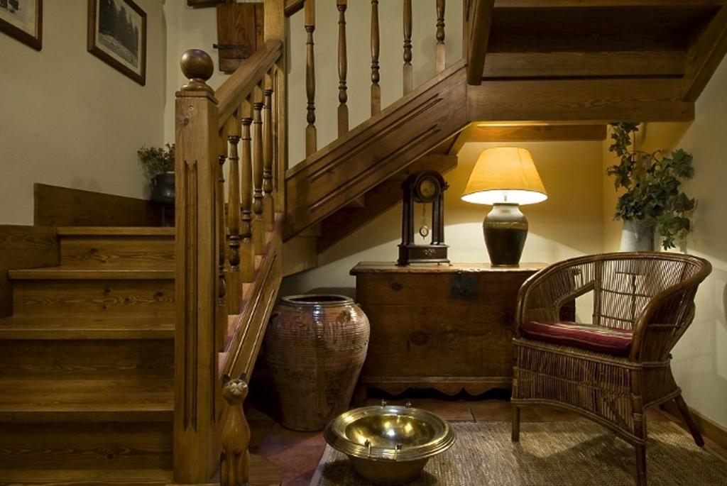 een kamer met een trap met een lamp en een stoel bij Casa Rural Marín in Hecho