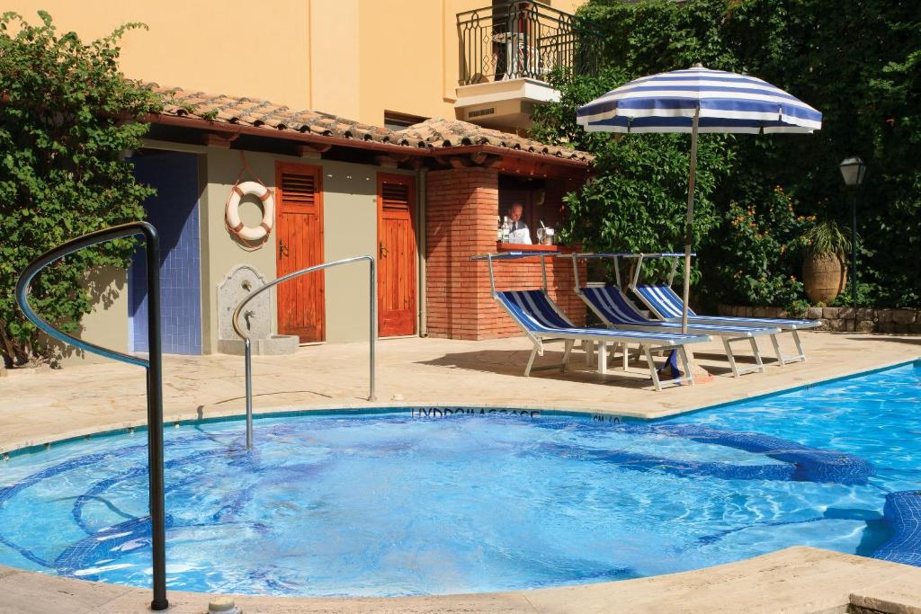Bazén v ubytování Grand Hotel de la Ville nebo v jeho okolí