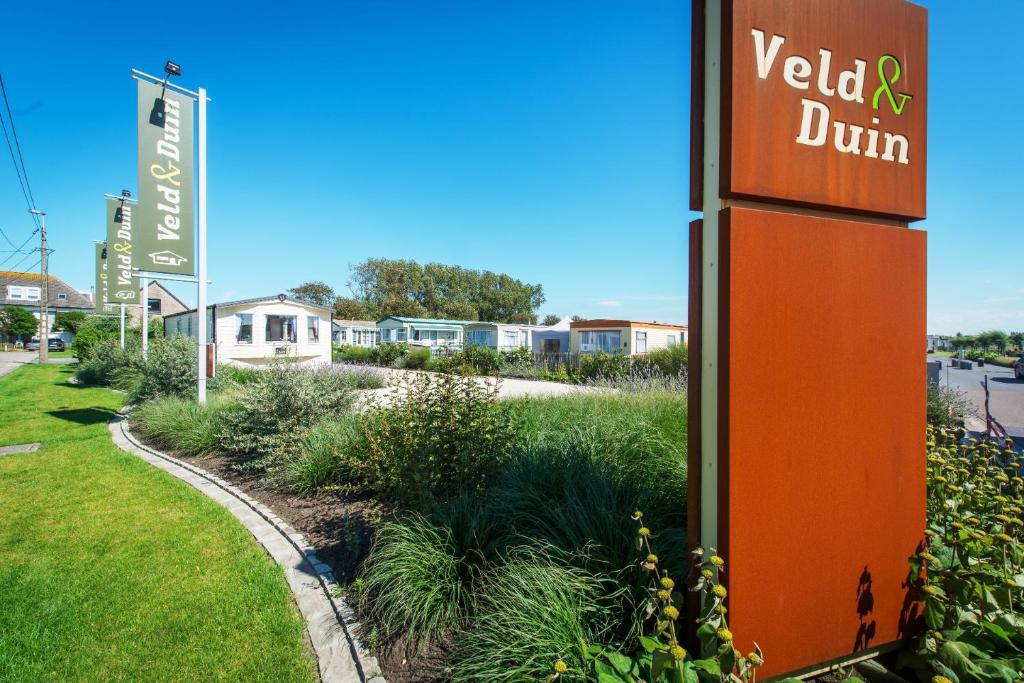 un panneau pour une clinique dunaquin de vallée avec un parc dans l'établissement Camping Veld & Duin, à Bredene