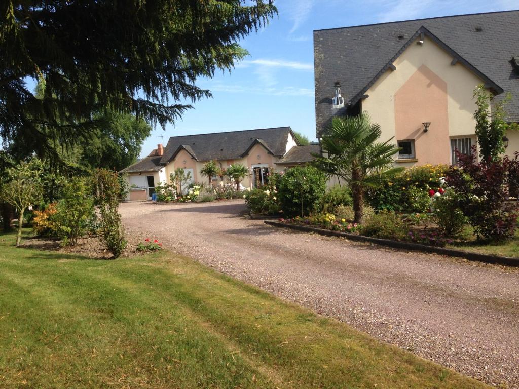 a house with a gravel road in front of a yard at les gites du gr224 in Pont-Audemer