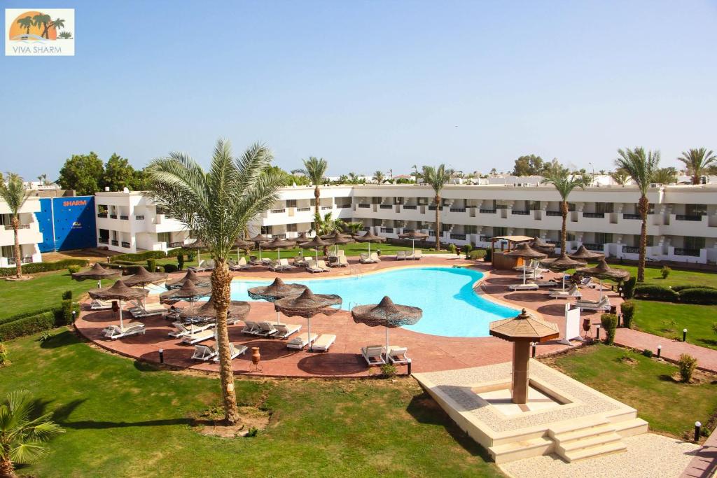 een luchtzicht op een resort met een zwembad bij Viva Sharm in Sharm El Sheikh