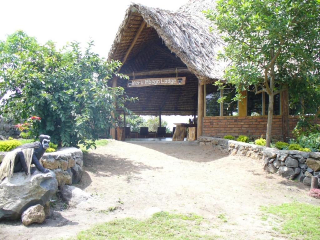 un edificio con una estatua de mono delante de él en Meru Mbega Lodge, en Usa River