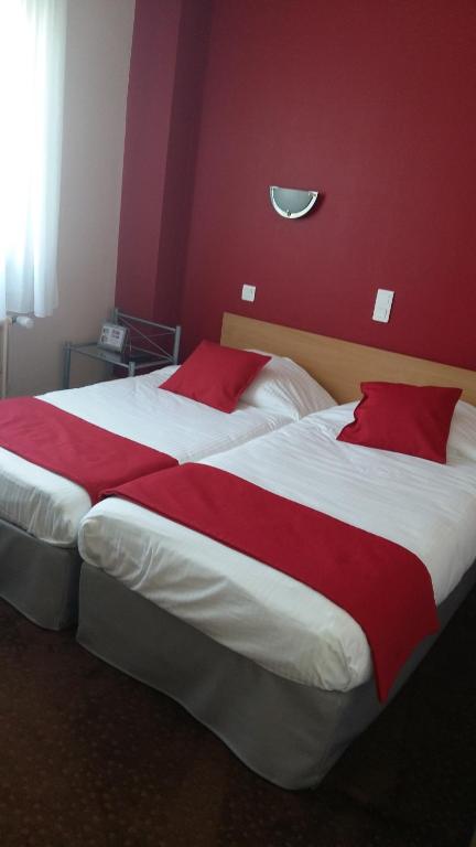 Postel nebo postele na pokoji v ubytování Hôtel Evian Express - Terminus