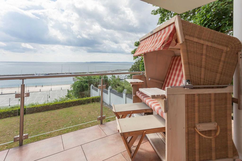 einen Balkon mit Blick auf den Strand in der Unterkunft Villa Friede-Marie App Freya in Sassnitz