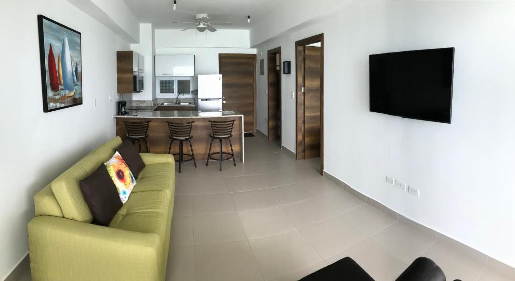 TV a/nebo společenská místnost v ubytování Resort Playa Azul Departamentos frente al mar