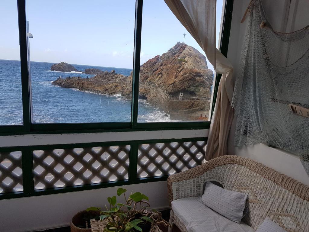 タガナナにあるOcean front La Maresia Holiday 2 Apartmentsの海を望む窓付きの客室です。