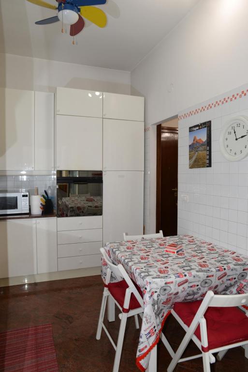Kuchyňa alebo kuchynka v ubytovaní Emilio's Home