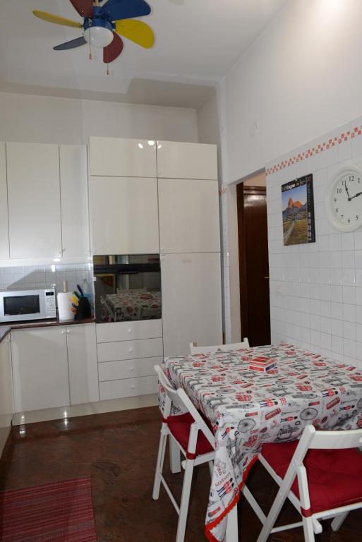 Kuchyňa alebo kuchynka v ubytovaní Emilio's Home