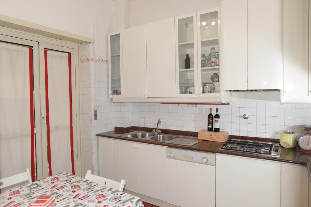 Kuchyňa alebo kuchynka v ubytovaní Emilio's Home