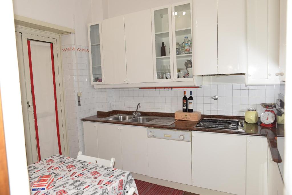 Kuchyňa alebo kuchynka v ubytovaní Emilio's Home