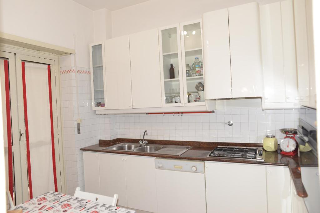 Kuchyňa alebo kuchynka v ubytovaní Emilio's Home