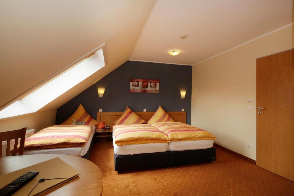 Postel nebo postele na pokoji v ubytování BIO Hotel Bayerischer Wirt Augsburg