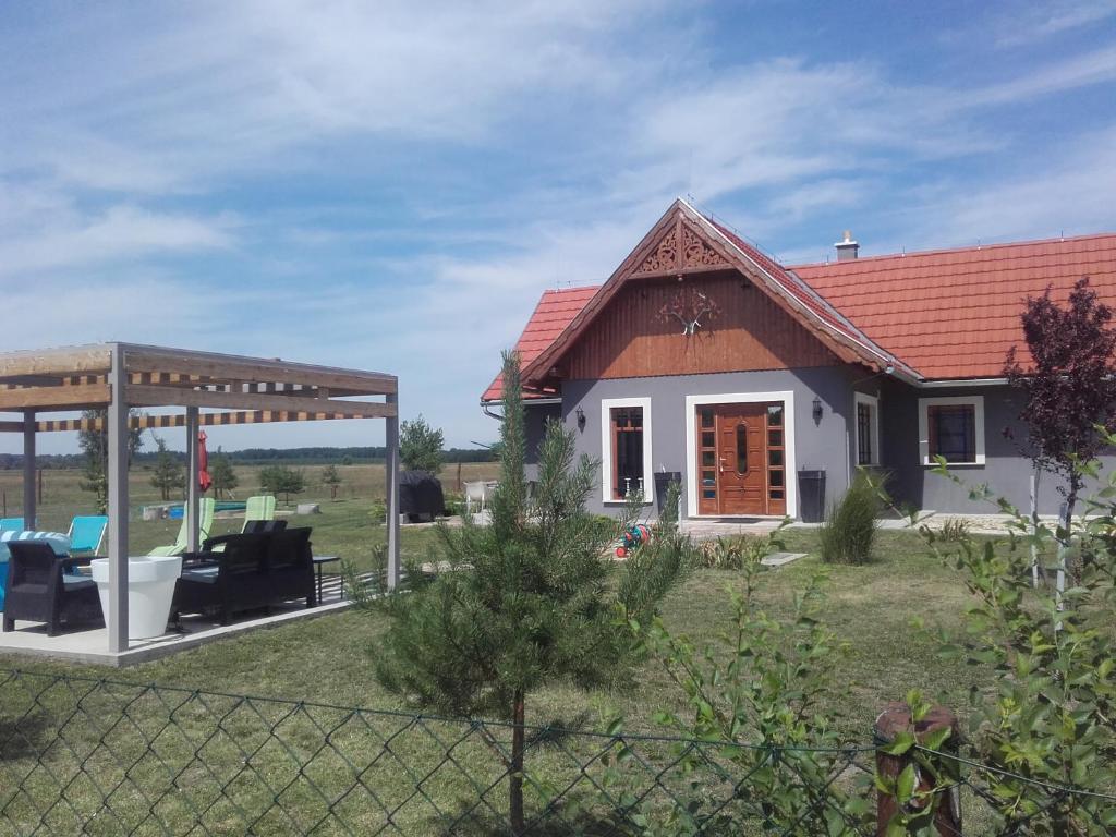 ein Haus mit einem Pavillon im Hof in der Unterkunft Brendon Ház in Nagykőrös