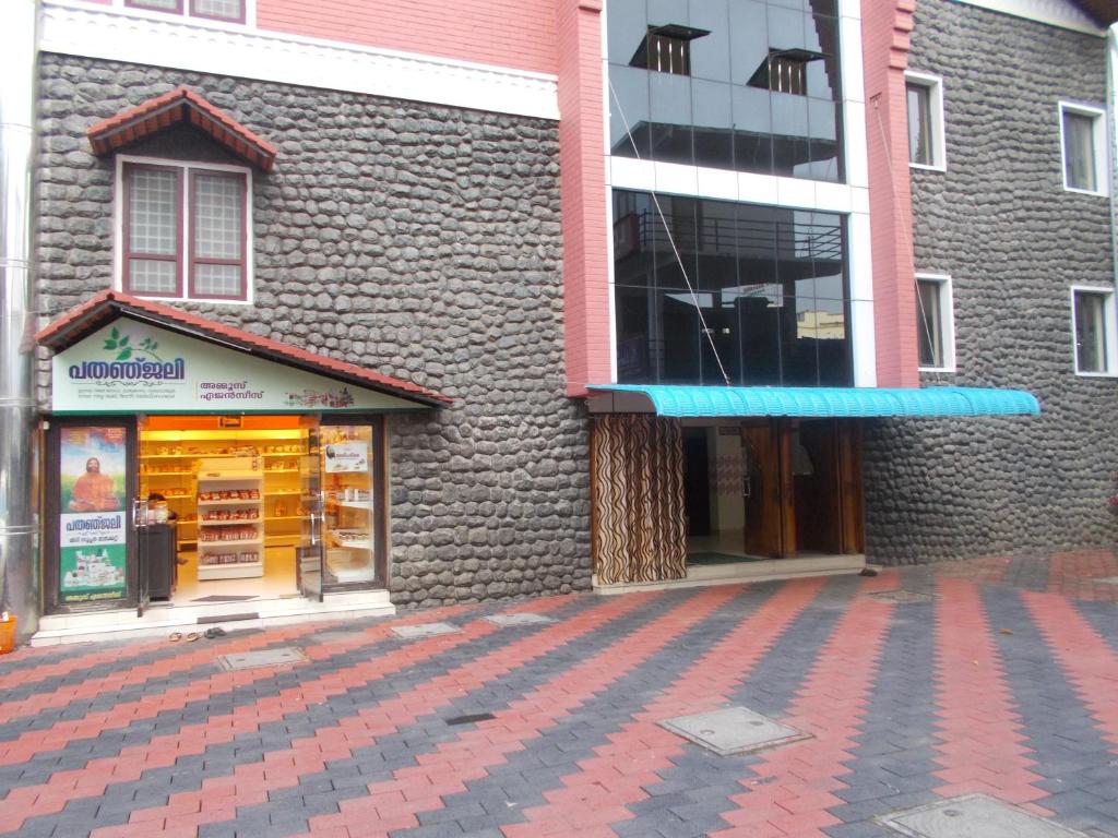 a store front of a brick building at Hariprasadam in Guruvāyūr